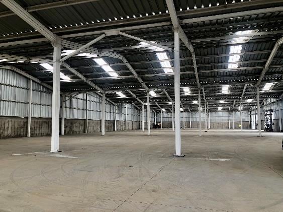 Interior del proyecto industrial Atenea II con estructura metálica y espacio operativo.