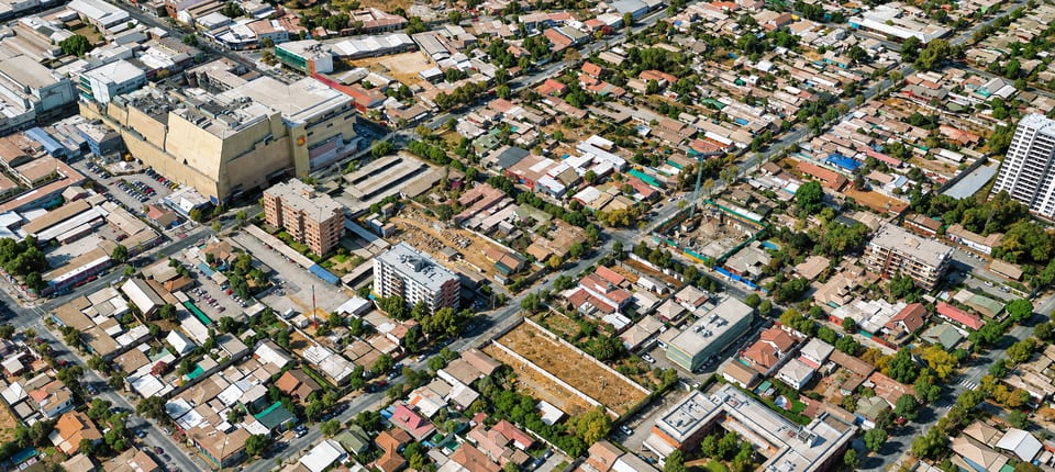 Vista aérea del terreno en San Bernardo y su entorno urbano junto al Mall Paseo San Bernardo.