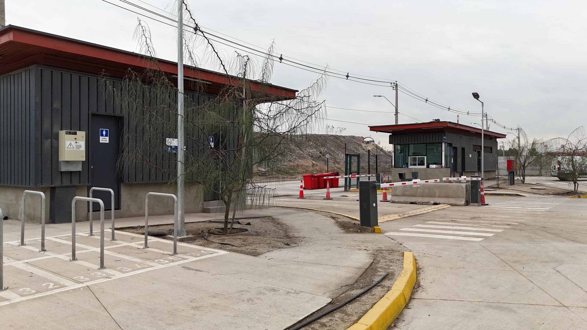 Portería y barreras de control de acceso del complejo Atenea III.