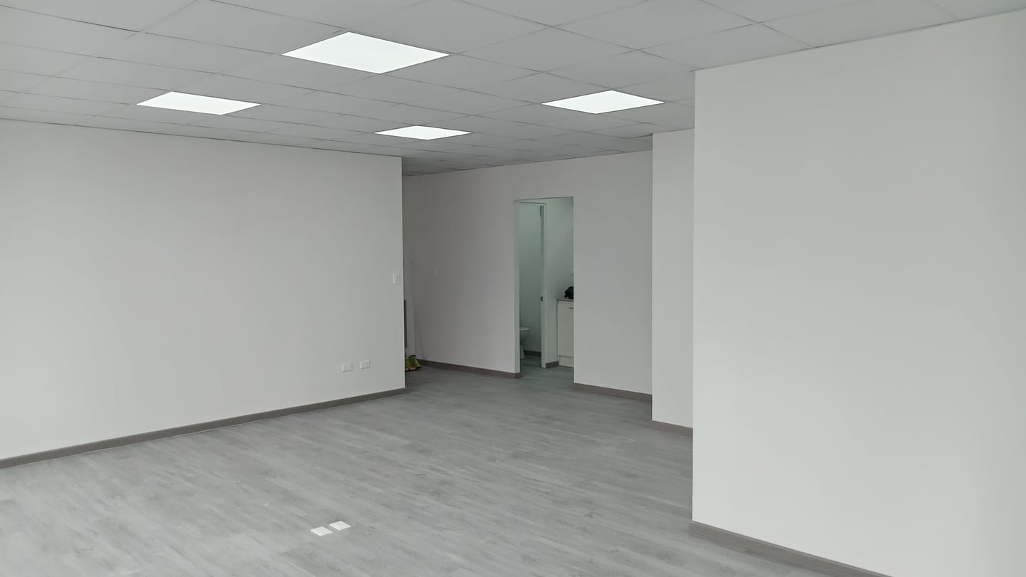 Oficina abierta del segundo piso de Atenea III y sus terminaciones interiores.