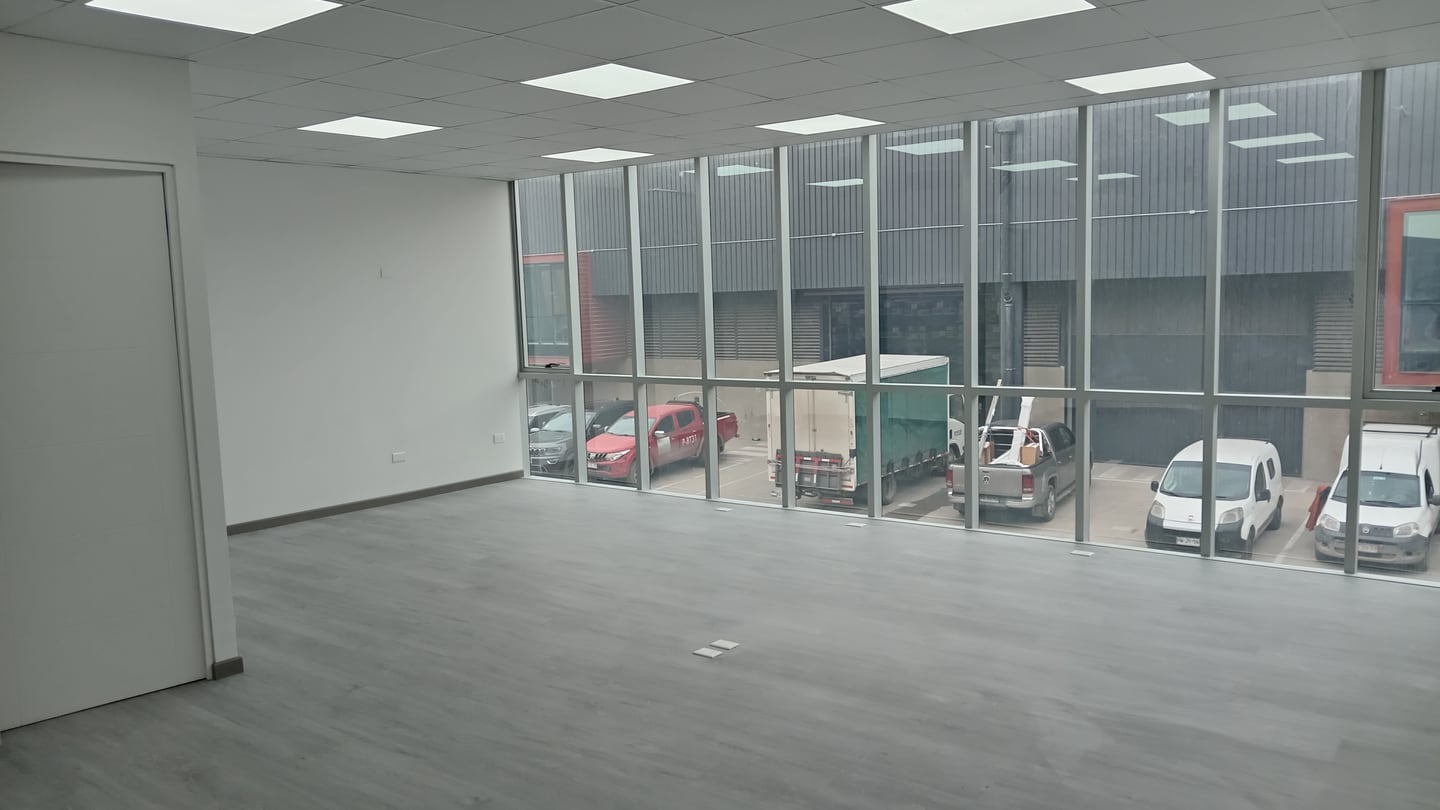 Espacio de oficinas del segundo piso de Atenea III con iluminación uniforme.